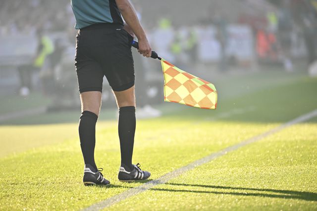 Árbitro da Premier League condenado por violação