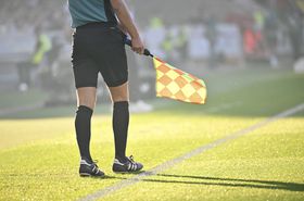 Árbitro da Premier League condenado por violação
