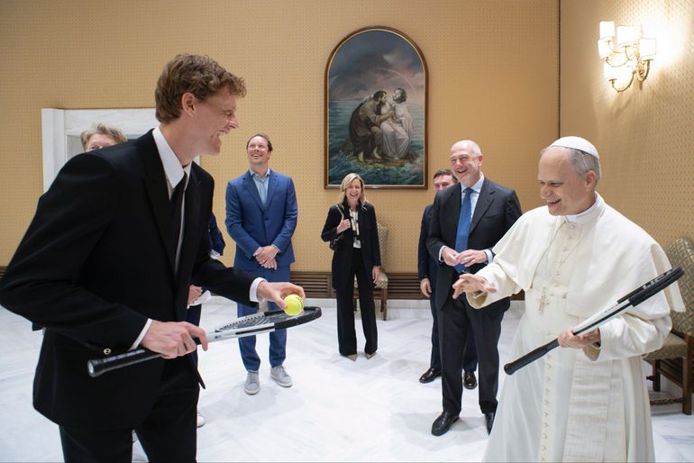 Sinner dá raquete ao Papa e propõe jogo: «Pode ser em Wimbledon?» (VÍDEO)