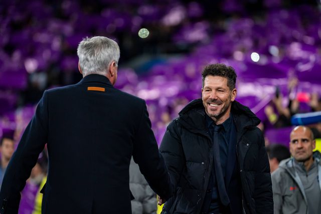 Ancelotti e Simeone sorridentes enquanto se cumprimentam