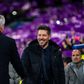 Ancelotti e Simeone sorridentes enquanto se cumprimentam
