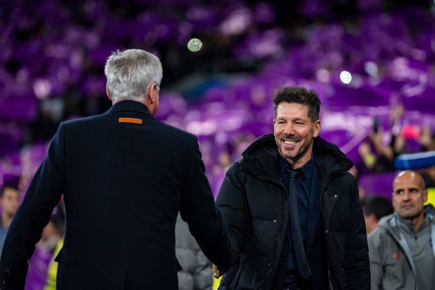Ancelotti e Simeone sorridentes enquanto se cumprimentam