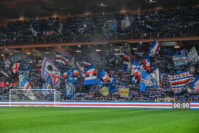 Adeptos da Sampdoria despedem-se da sua equipa no Luigi Ferraris