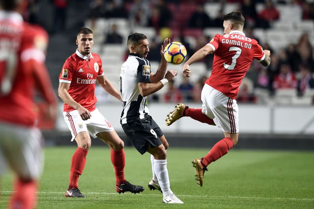 Grimaldo volta a 'vestir' camisola do Benfica para desejar «sorte para a final» de Braga