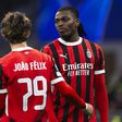 João Félix a cumprimentar Rafael Leão no Milan