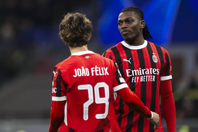 João Félix a cumprimentar Rafael Leão no Milan