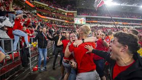 VÍDEO: a festa do PSV após Ajax sofrer empate ao cair do pano
