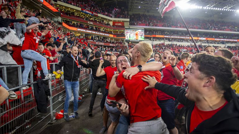VÍDEO: a festa do PSV após Ajax sofrer empate ao cair do pano