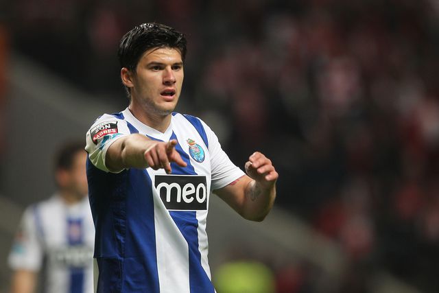 Cristian Sapunaru ao serviço do FC Porto (A BOLA/Paulo Esteves)
