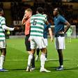 Celtic continua na corrida ao título escocês após penálti polémico