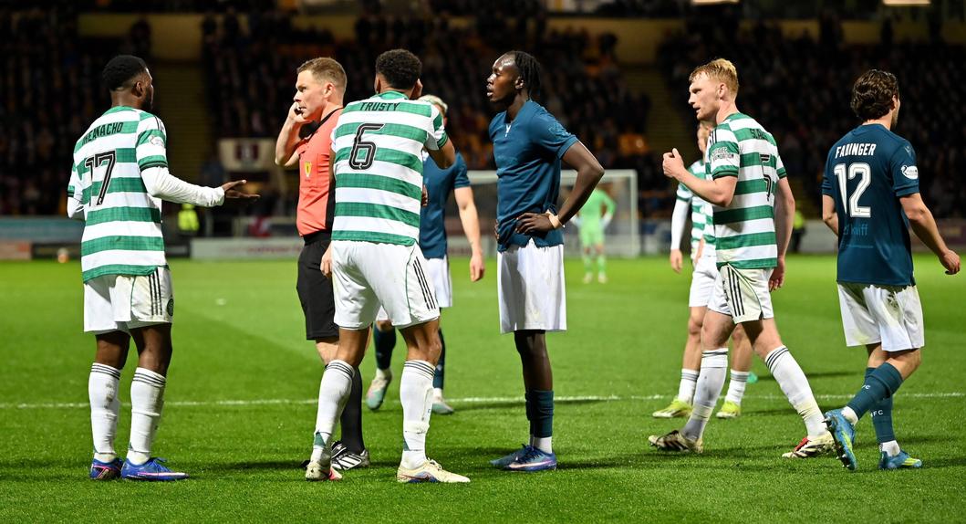 Celtic continua na corrida ao título escocês após penálti polémico