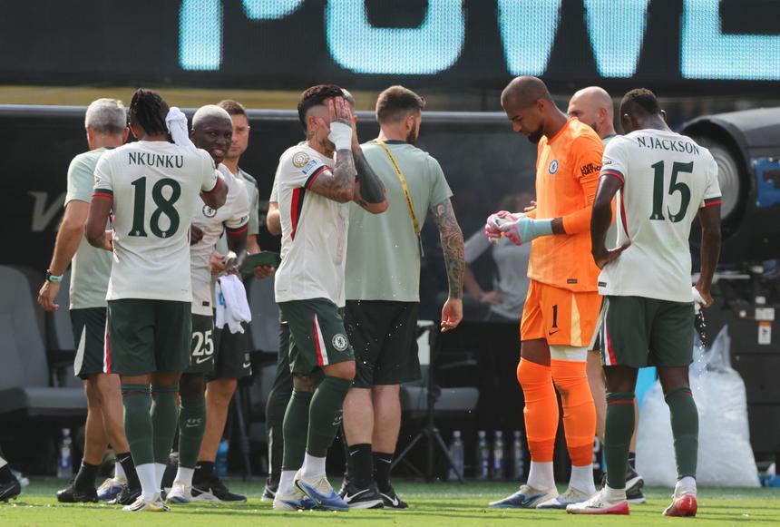 Jogadores do Chelsea em pausa para se refrescarem no Mundial de Clubes, no verão de 2025