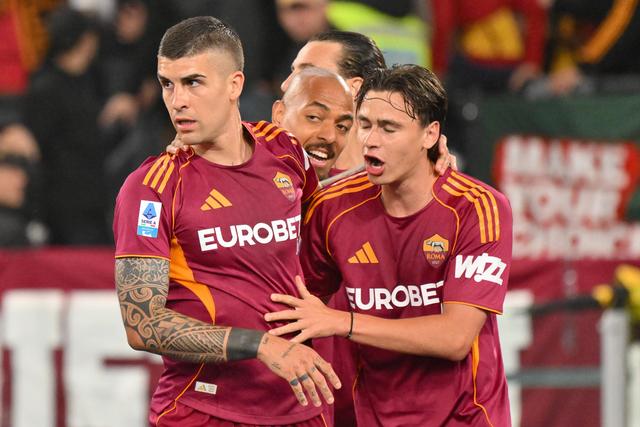 Jogadores da Roma a festejar