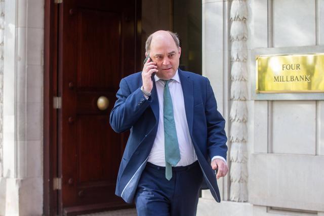 Rússia emite mandado de captura para ex-ministro da Defesa britânico