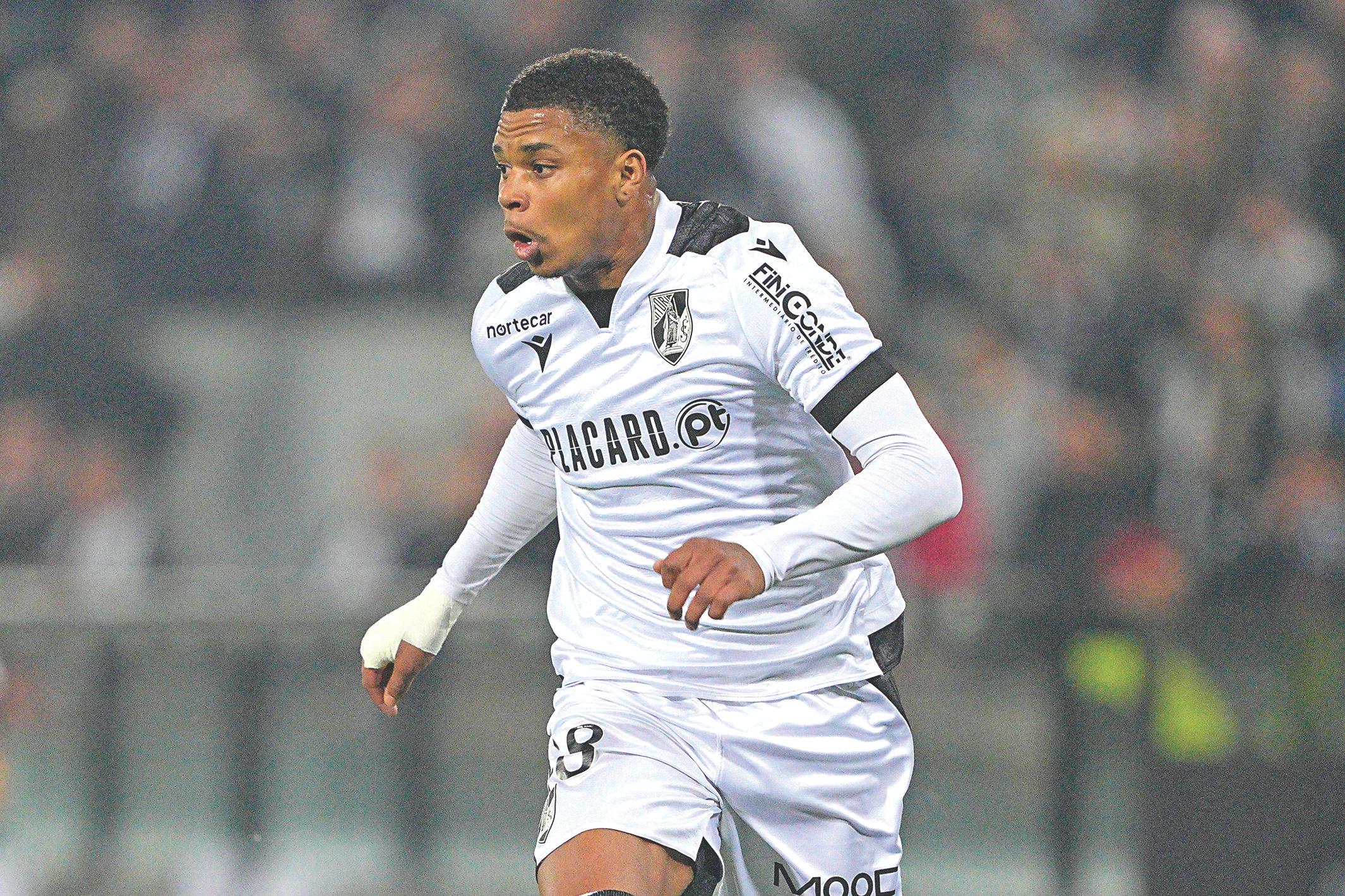 Noah Saviolo, 22 anos, extremo-esquerdo, afirmou-se esta época no V. Guimarães — Foto: IMAGO