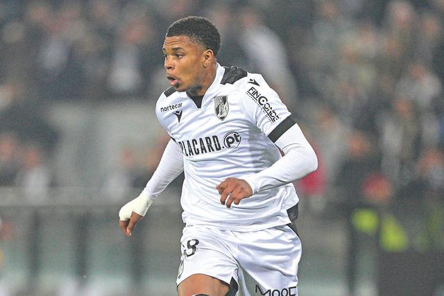 Noah Saviolo, 22 anos, extremo-esquerdo, afirmou-se esta época no V. Guimarães — Foto: IMAGO