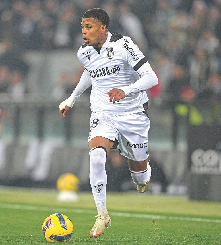 Noah Saviolo, 22 anos, extremo-esquerdo, afirmou-se esta época no V. Guimarães — Foto: IMAGO
