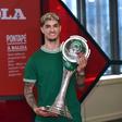 Diogo Santos com o troféu da Liga dos Campeões de futsal nas instalações de A BOLA. Foto: Miguel Nunes