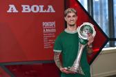Diogo Santos com o troféu da Liga dos Campeões de futsal nas instalações de A BOLA. Foto: Miguel Nunes