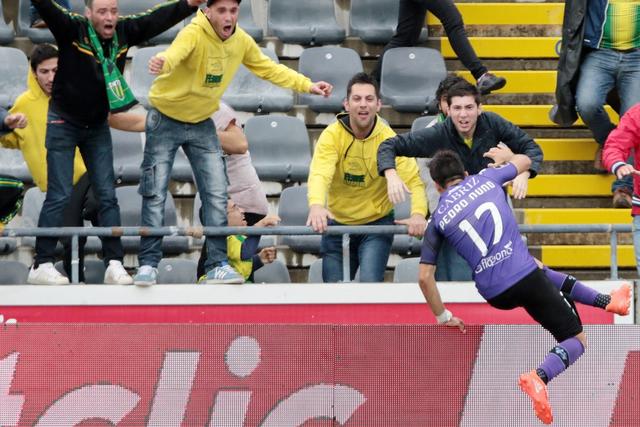 Pedro Nuno celebra, com os adeptos Tondelenses, um dos golos marcados ao Arouca, no mítico jogo de 13 de maio de 2017 - Foto: A BOLA