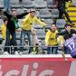 Pedro Nuno celebra, com os adeptos Tondelenses, um dos golos marcados ao Arouca, no mítico jogo de 13 de maio de 2017 - Foto: A BOLA
