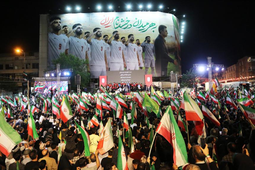 Aadeptos iranianos reuniram-se na Praça Enghelab, em Teerão, durante uma cerimónia de apoio à seleção nacional