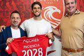 Gonçalo Paciência renovou até junho de 2028. - Foto: SANTA CLARA