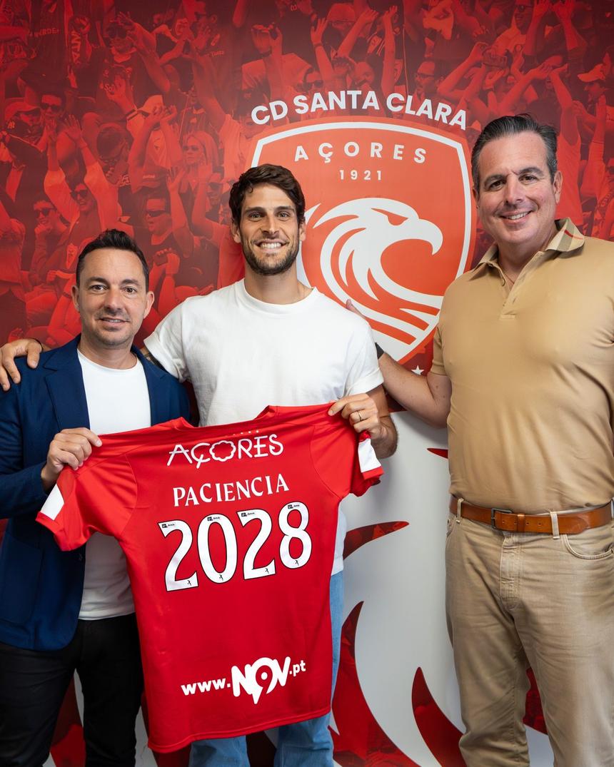 Gonçalo Paciência renovou até junho de 2028. - Foto: SANTA CLARA