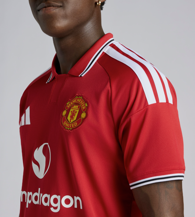 Detalhes de uma camisola que celebra duas eras da história do clube - Foto: Manchester United