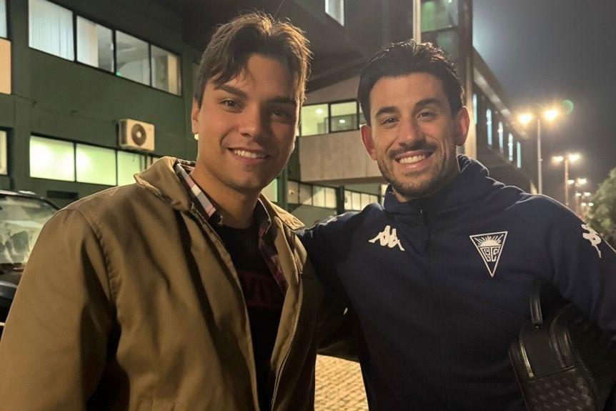Gabriel foi desenvolvendo proximidade com os jogadores do Estoril, caso de Pizzi, que se vai despedir do futebol no jogo com o Benfica - Foto: D.R.