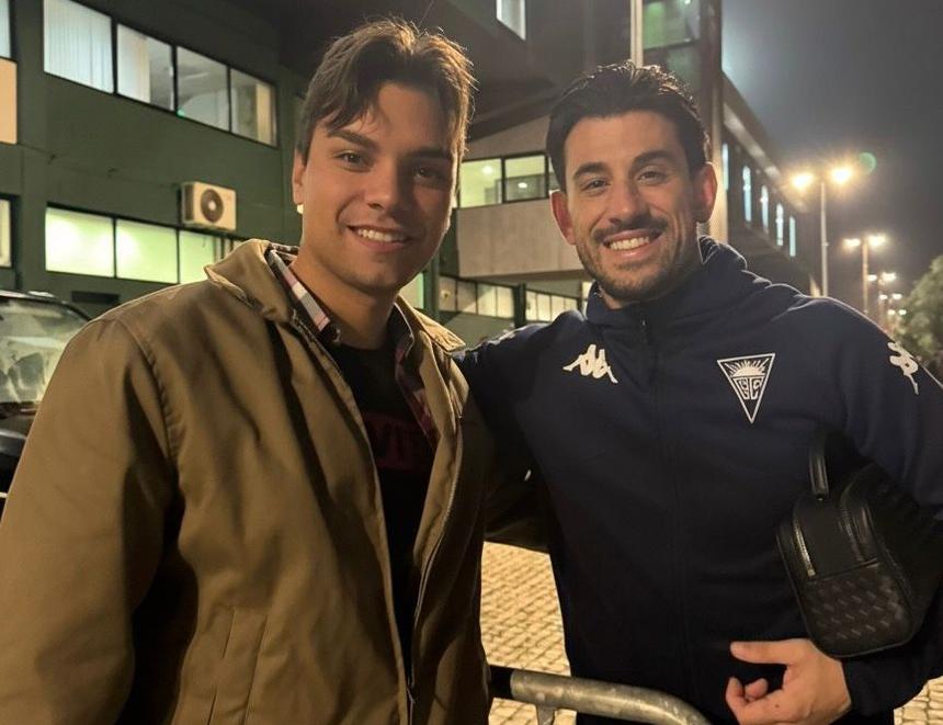 Gabriel foi desenvolvendo proximidade com os jogadores do Estoril, caso de Pizzi, que se vai despedir do futebol no jogo com o Benfica - Foto: D.R.