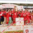 Thun ergueu troféu de campeão suíço