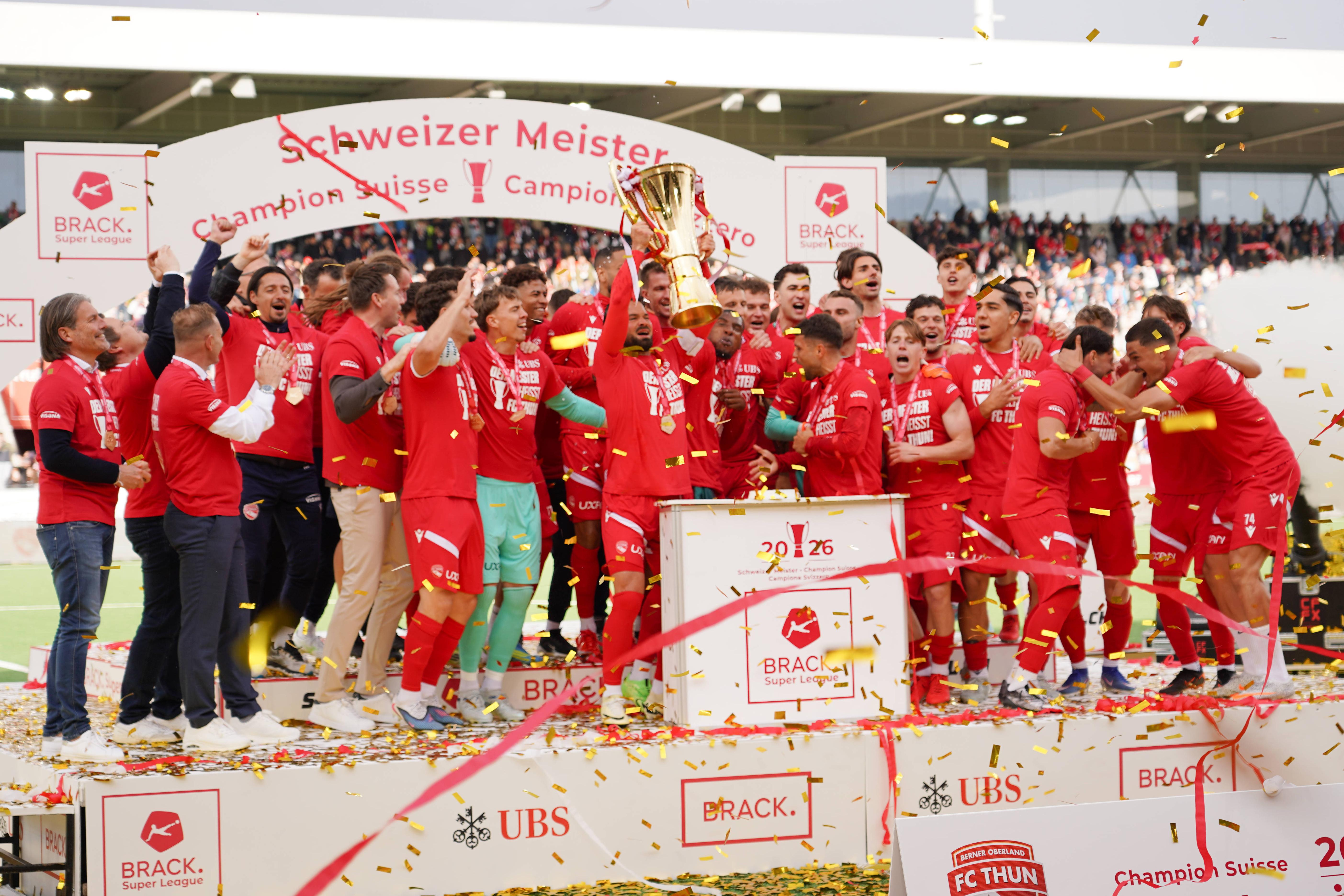 Thun ergueu troféu de campeão suíço