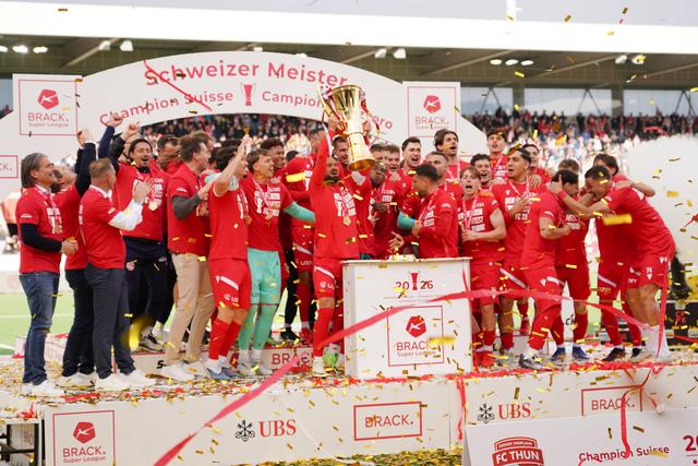 Thun ergueu troféu de campeão suíço