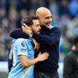 Guardiola a abraçar Bernardo Silva