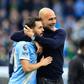Guardiola a abraçar Bernardo Silva