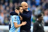 Guardiola a abraçar Bernardo Silva