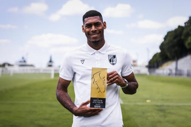 Gustavo Silva recebeu o galardão do Sindicato de Jogadores - Foto: Vitória de Guimarães
