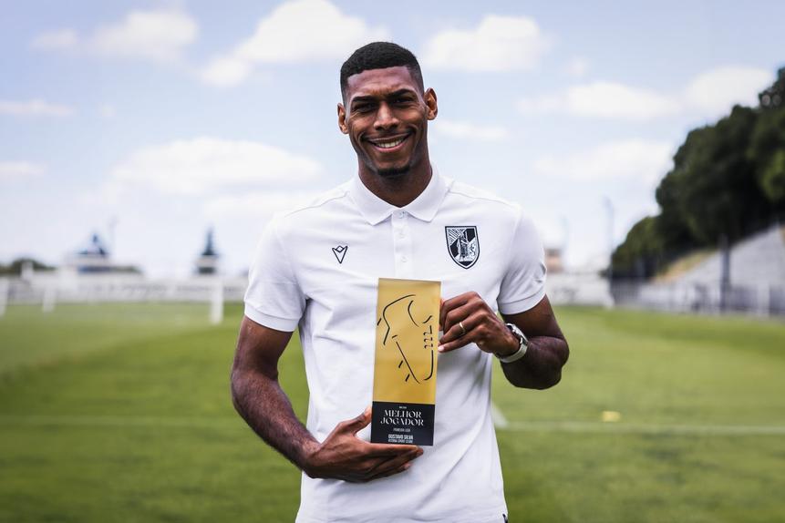 Gustavo Silva recebeu o galardão do Sindicato de Jogadores - Foto: Vitória de Guimarães
