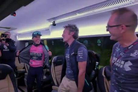 Da tristeza à euforia: equipa viveu assim a louca etapa que deu camisola rosa do Giro a Afonso Eulálio (vídeo)