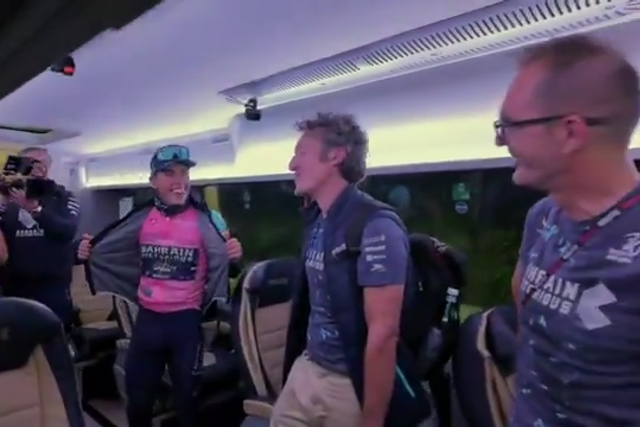 Da tristeza à euforia: equipa viveu assim a louca etapa que deu camisola rosa do Giro a Afonso Eulálio (vídeo)