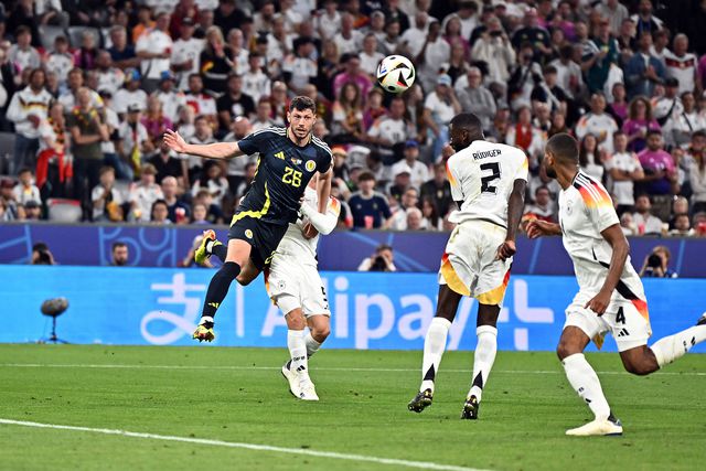 VÍDEO: autogolo caricato de Rudiger reduz para a Escócia