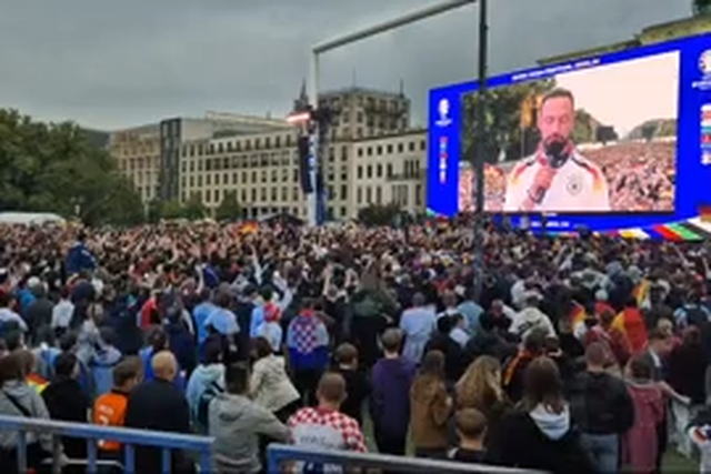 Adeptos na Fan Zone de Berlim reagem ao onze da Alemanha