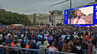 Adeptos na Fan Zone de Berlim reagem ao onze da Alemanha