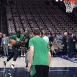 Neemias Queta aquece para o jogo 4 dos Celtics nas finais da NBA