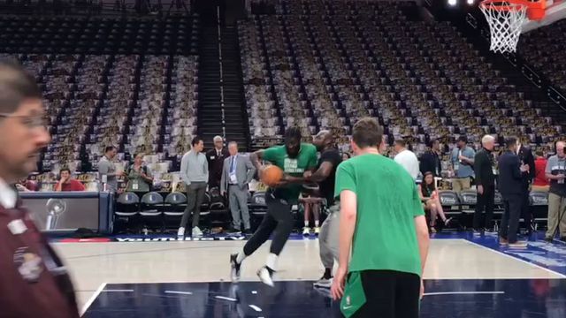 Neemias Queta aquece para o jogo 4 dos Celtics nas finais da NBA