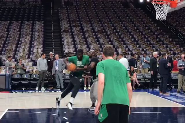 Neemias Queta aquece para o jogo 4 dos Celtics nas finais da NBA