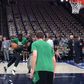 Neemias Queta aquece para o jogo 4 dos Celtics nas finais da NBA
