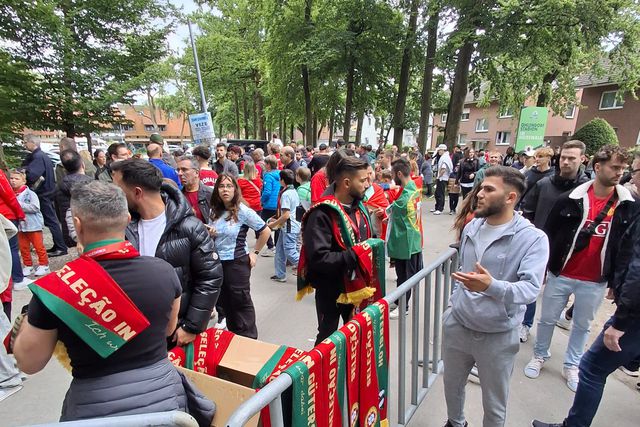 Centenas à procura de bilhete para ver a Seleção