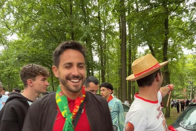 Primos emigrantes reencontram-se no treino de Portugal: «Vendo gelados mas hoje ficou lá a mulher...»